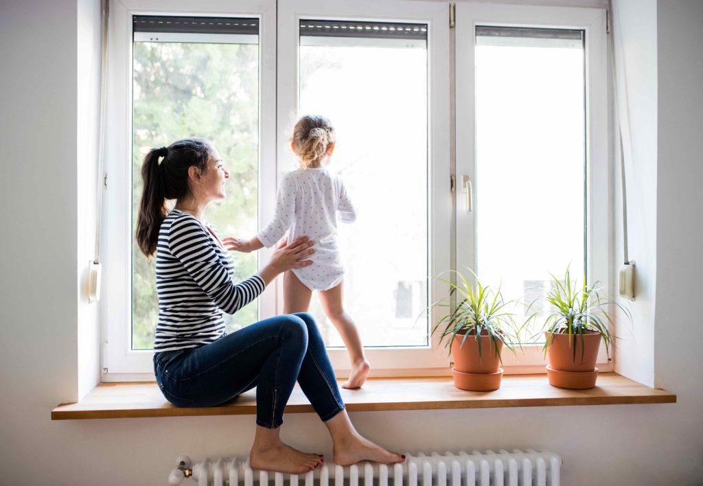 Une maman et sa fille profite de la lumière extérieure directe pour réduire sa facture d'énergie