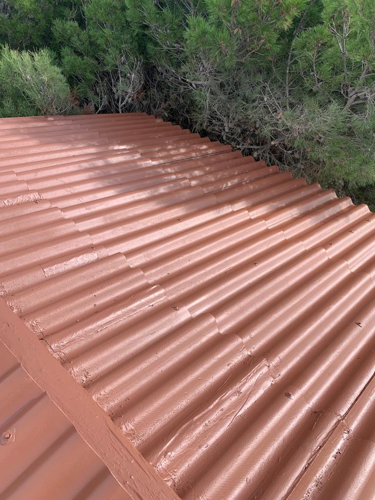 Toiture avant traitement hydrofuge coloré — tuiles encrassées