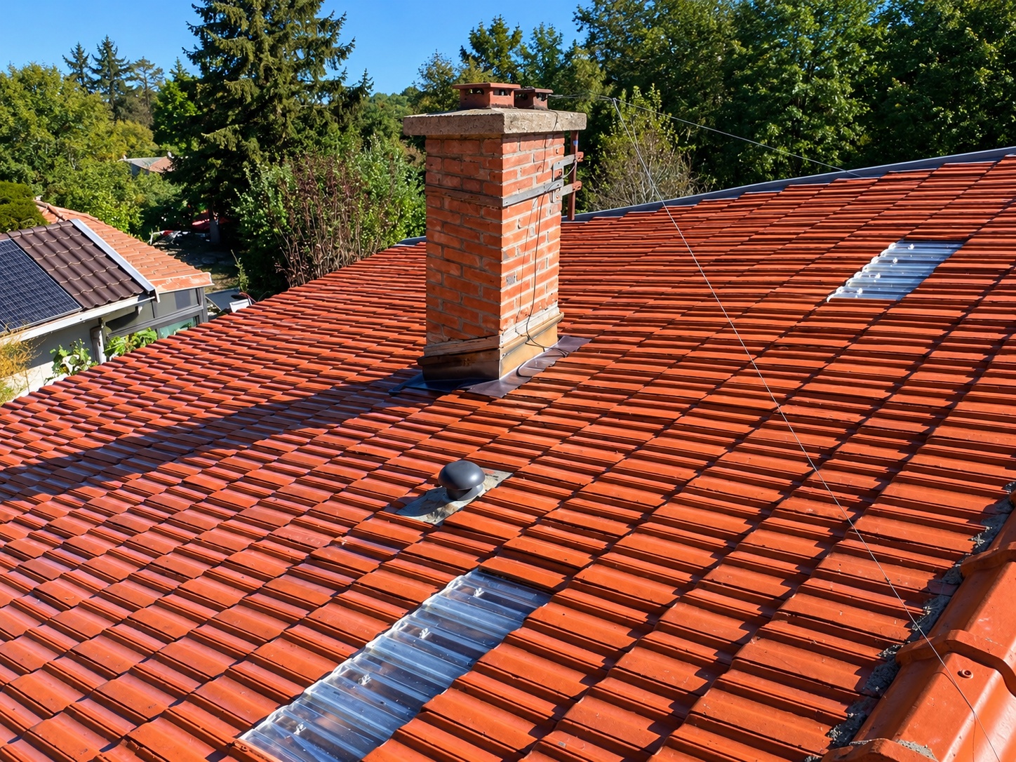 Toiture en tuiles après nettoyage à Aspremont
