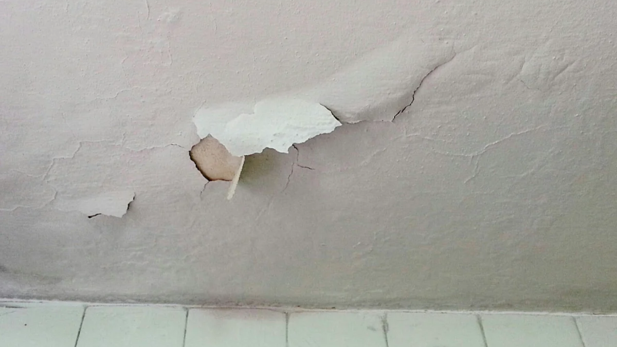 infiltration enduit mur degrade mur humide avec traces