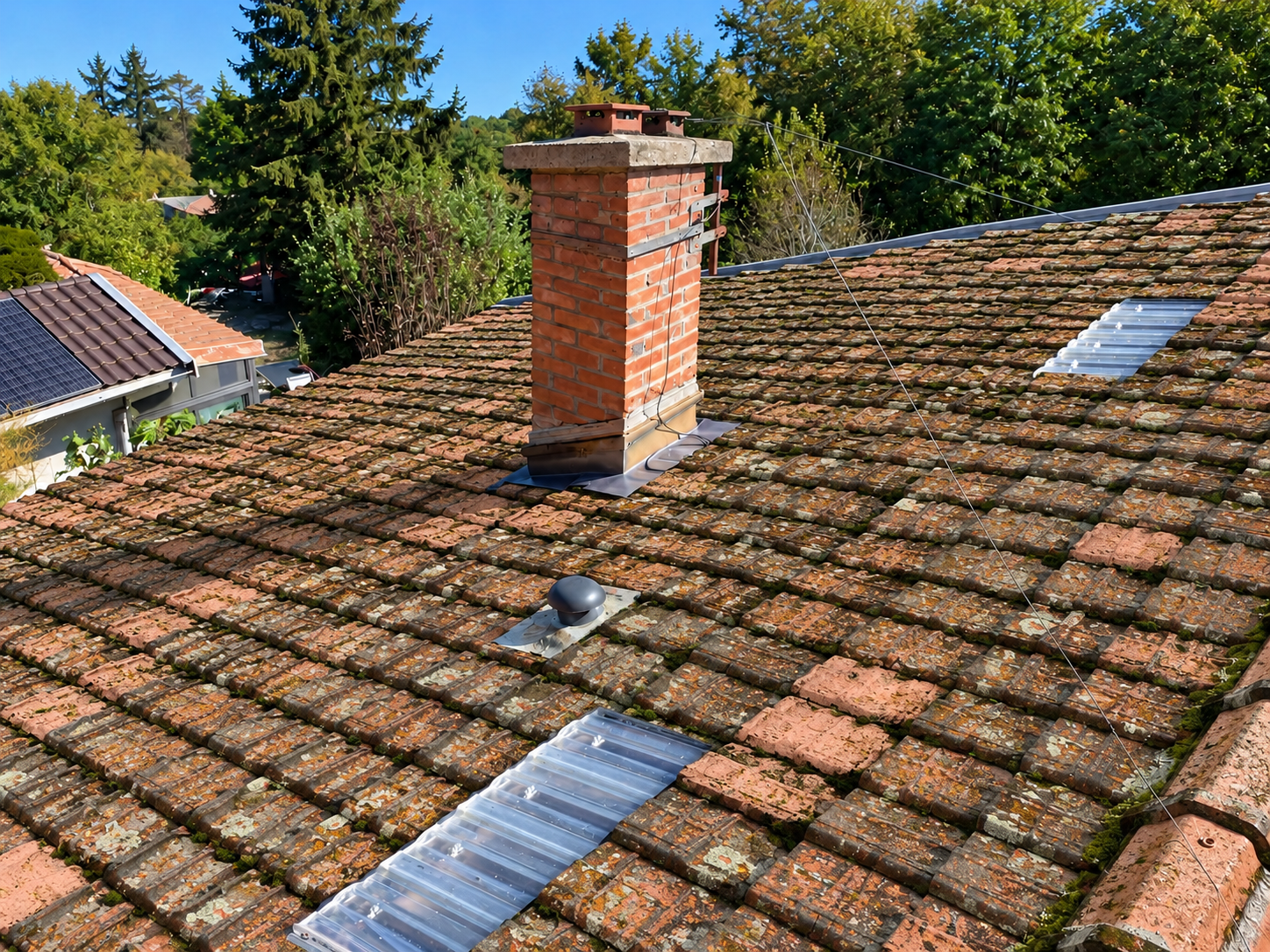 Toiture en tuiles avant nettoyage à Aspremont